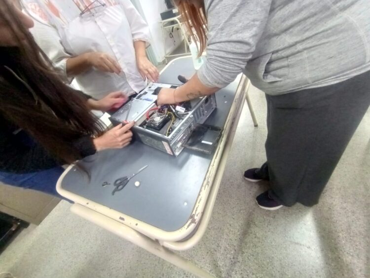 Pcia. de Buenos Aires: En la Educación de Adultos, los estudiantes van a poder aprender con la Informática como materia y el Bachiller en Informática.